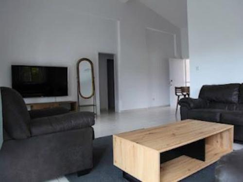 ein Wohnzimmer mit einem Sofa und einem Couchtisch in der Unterkunft Beautiful villa five minutes from Coral Bay beach! in Coral Bay