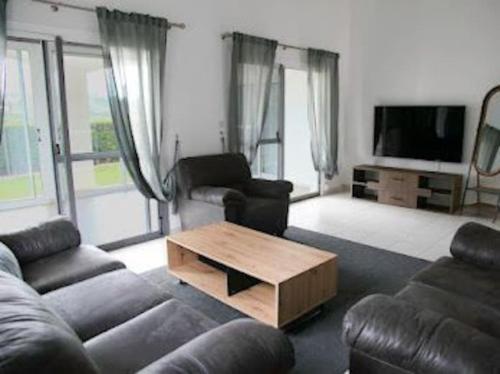 uma sala de estar com um sofá e uma mesa de centro em Beautiful villa five minutes from Coral Bay beach! em Coral Bay