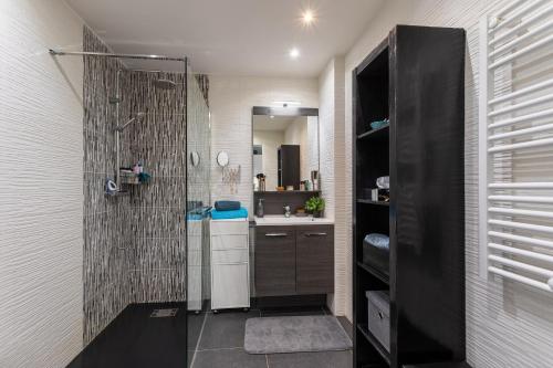 une salle de bain avec douche et lavabo dans l'établissement DOMAINE DES ROSES 3 AP4400 By Riviera Holiday Home, à Nice