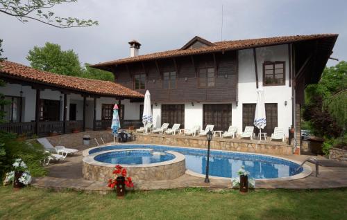 een huis met een zwembad in de tuin bij Hotel Izvora 2 in Arbanasi