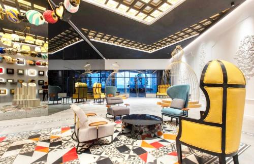 吉隆坡的住宿－Arte Cheras Kuala Lumpur by Loop Suites，大堂设有椅子和桌子,位于客房内