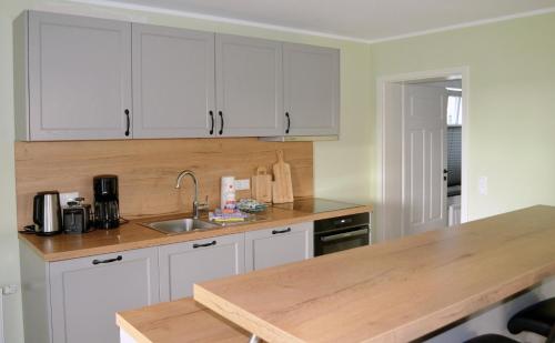 Kuchyň nebo kuchyňský kout v ubytování Seehaus-Appartement