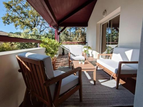 - une terrasse couverte avec des chaises, un canapé et une table dans l'établissement Premium rental with parking, 750m from the ocean, à Seignosse