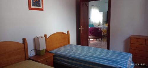 sypialnia z 2 łóżkami i pokój z lustrem w obiekcie CASA RURAL EN LA HUERTA DE MULA w mieście Mula