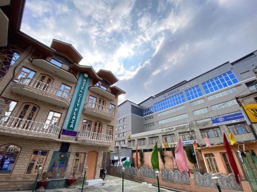 um edifício com um sinal na lateral em Hotel City Plaza, Srinagar em Srinagar