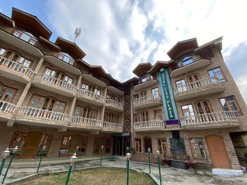 een groot gebouw met een bord ervoor bij Hotel City Plaza, Srinagar in Srinagar