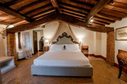 ein Schlafzimmer mit einem großen Bett in einem Zimmer in der Unterkunft Equo Suites in Petrignano sul Lago
