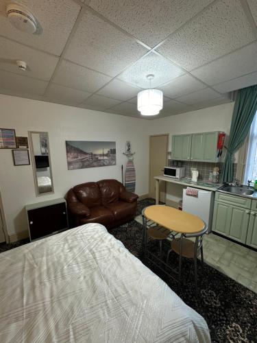 Η κουζίνα ή μικρή κουζίνα στο Palm Springs Apartments