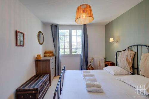 a bedroom with a bed and a window at L'élégante/Belle Villa Familiale in Saint-Avertin