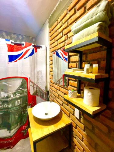La salle de bains est pourvue d'un lavabo et d'un drapeau du royaume unifié. dans l'établissement Cabaña Hermosa Bosque Fraccionamiento Privado, à Mineral del Chico
