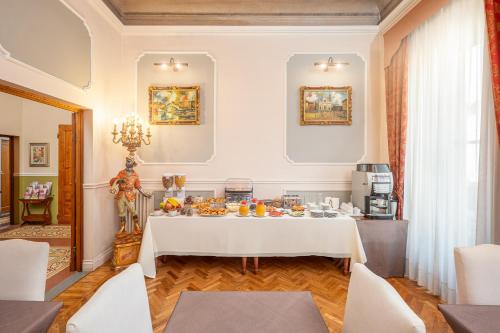 Un comedor con una mesa blanca con fruta encima. en Il Marzocco Boutique B&B, en Florencia