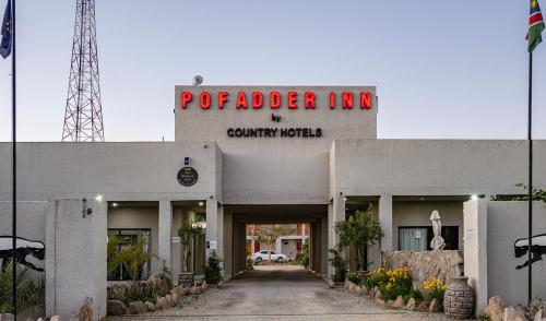 un edificio con un letrero que lee potager en obras del campo en Pofadder Inn, en Pofadder