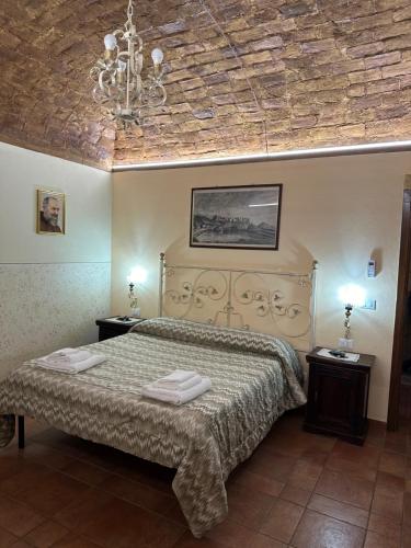 トロペアにあるCasa Sevaのベッドルーム1室(ベッド1台付)、2泊分のスタンド(ランプ付)
