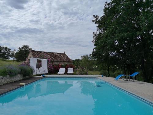 Bazén v ubytování Gite de caractère, piscine et vue nebo v jeho okolí