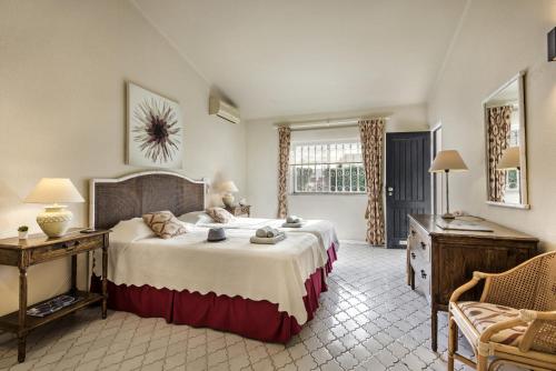 a bedroom with a large bed and a desk at Mng Elliott55 in Vale do Lobo