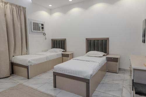 Katil atau katil-katil dalam bilik di Luxurious Family 3 Bedroom Apartments 10 Mins Drive to Al-Masjid Nabawi - Nozol Noor 1