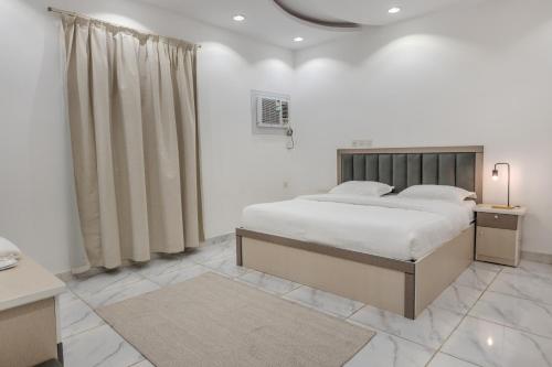 Katil atau katil-katil dalam bilik di Luxurious Family 3 Bedroom Apartments 10 Mins Drive to Al-Masjid Nabawi - Nozol Noor 1