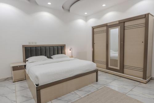 Katil atau katil-katil dalam bilik di Luxurious Family 3 Bedroom Apartments 10 Mins Drive to Al-Masjid Nabawi - Nozol Noor 1
