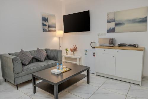 Dapur atau dapur kecil di Luxurious Family 3 Bedroom Apartments 10 Mins Drive to Al-Masjid Nabawi - Nozol Noor 1