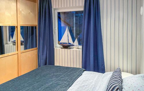 - une chambre avec un lit et un voilier à la fenêtre dans l'établissement Gorgeous Home In Skjold With House Sea View, à Skjold