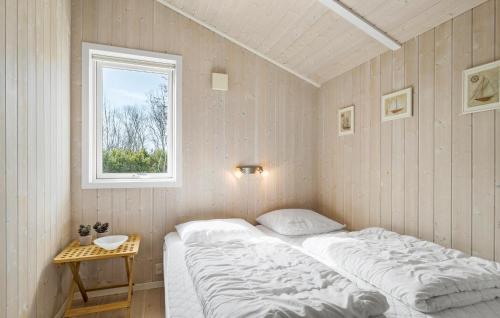 4 Bedroom Gorgeous Home In Sydals في Skovby: سرير في غرفة مع نافذة