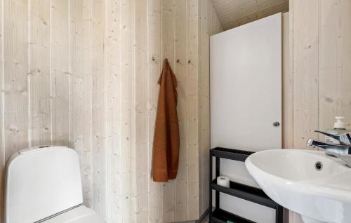 4 Bedroom Gorgeous Home In Sydals في Skovby: حمام به مرحاض أبيض ومغسلة