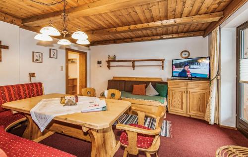 Televízia a/alebo spoločenská miestnosť v ubytovaní Gemuetliche Ferienwohnung