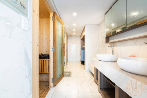 胡志明市的住宿－KN2 HOLIDAY VILLA，一个带两个盥洗盆的柜台浴室