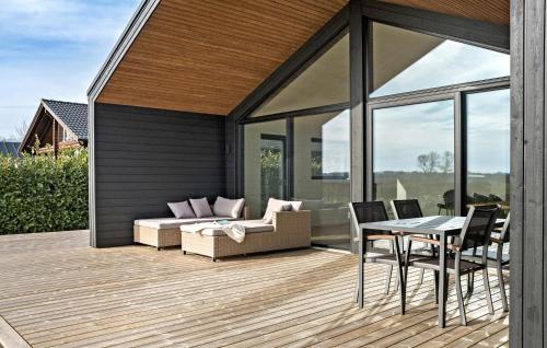 Χώρος καθιστικού στο Beautiful Home In Odder With Sauna