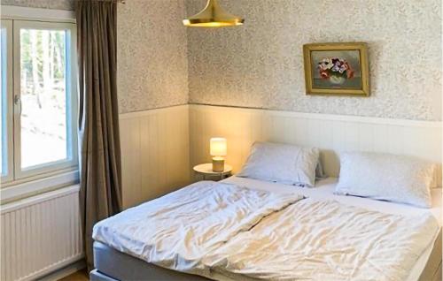 Ένα ή περισσότερα κρεβάτια σε δωμάτιο στο Lovely Home In Ormaryd With Sauna