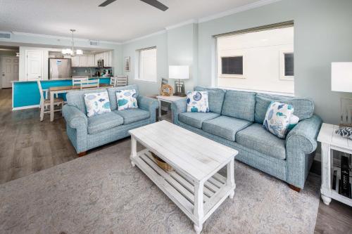 Sala de estar con 2 sofás y mesa en GD 411:THIS 3 BDRM IS TOP-OF-THE-LINE! THE UPGRADES ARE ASTONISHING en Fort Walton Beach