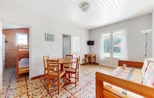 une pièce avec une table et des chaises et une chambre dans l'établissement Pet Friendly Home In Saint-Savinien, à Saint-Savinien