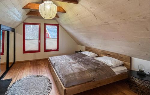 um quarto com uma cama grande num sótão em Lovely Home In Rowy With Wifi em Rowy