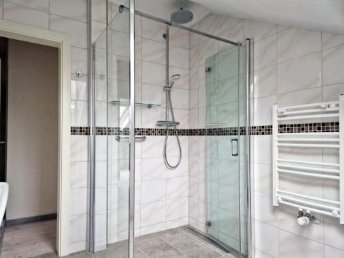 eine Dusche mit Glastür im Bad in der Unterkunft Ferienwohnung Harmonie in Sulzbach