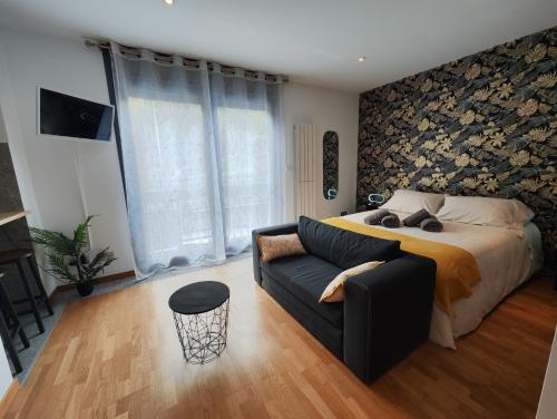 um quarto com uma cama e um sofá em Apartamento al lado de la playa em Baiona
