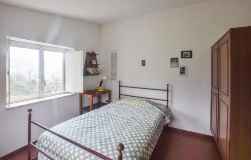 - une chambre avec un lit et une fenêtre dans l'établissement 4 Bedroom Cozy Home In Cetraro - San Pietro, 