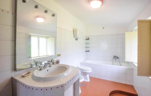 La salle de bains est pourvue d'un lavabo, d'une baignoire et de toilettes. dans l'établissement 4 Bedroom Cozy Home In Cetraro - San Pietro, 