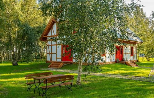 Κήπος έξω από το Cozy Home In Rowy With Kitchen