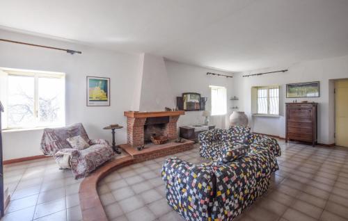 un soggiorno con divano e camino di Nice Home In Cetraro - San Pietro a Mio Caro
