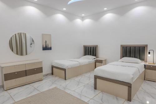 Ένα ή περισσότερα κρεβάτια σε δωμάτιο στο Comfortable & Big Family Apartments 10Mins Drive to Al-Masjid -Nabawi