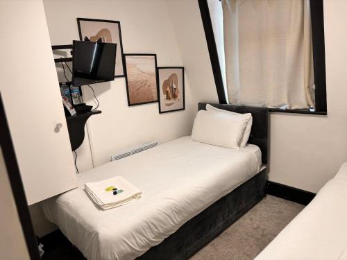 倫敦的住宿－Ivy House Hotel，小房间设有两张床和电视
