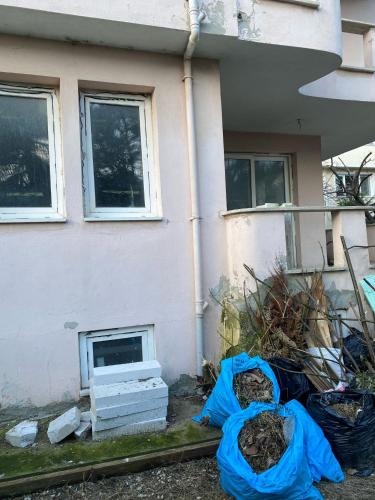 una casa con un montón de basura delante de ella en Hukukçular Sitesinde, en Büyükçekmece