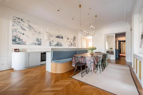 une cuisine et une salle à manger avec une table et des chaises dans l'établissement Veeve - Enlightened Elegance, à Paris