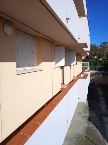 a side view of a building with windows at Casa vacanza Leonida in Carrara