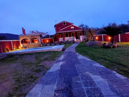 una casa con un camino de piedra que conduce a una casa en Pavlos Sofia Villa, en Corfú