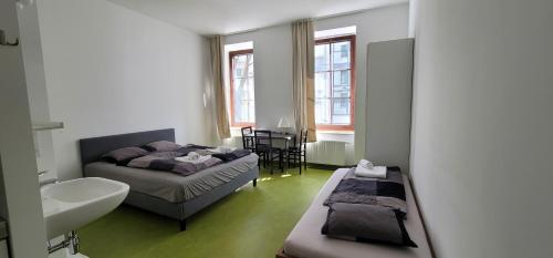 1 dormitorio con cama, lavabo y bañera en ToTa Studio en Viena