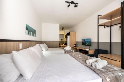 Habitación de hotel con 2 camas y TV en VS11 Studio Moderno Próximo ao Allianz Parque, en São Paulo
