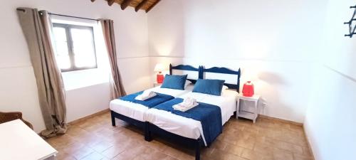 Uma cama ou camas num quarto em Quinta do Lagar - Rural Retreat by the Beach #1