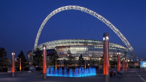 un gran edificio con un arco delante de él en Ivory Penthouse Next to Wembley Stadium by Imperia Stays en Londres