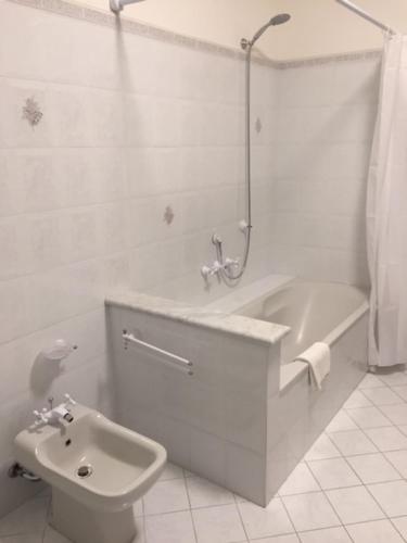 a bathroom with a toilet and a shower and a sink at Foresto Case Vacanza in Volta Mantovana